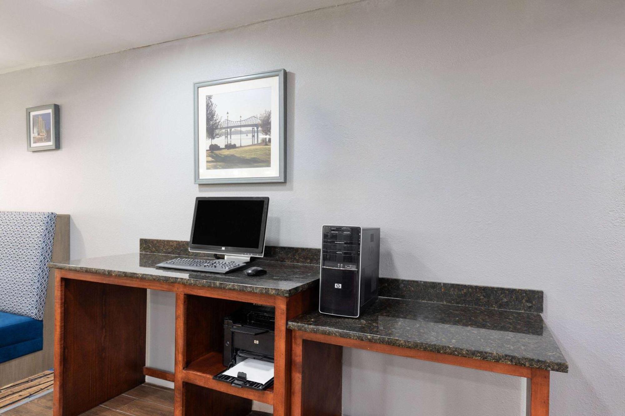 La Quinta Inn By Wyndham Decatur Alabama Exterior photo