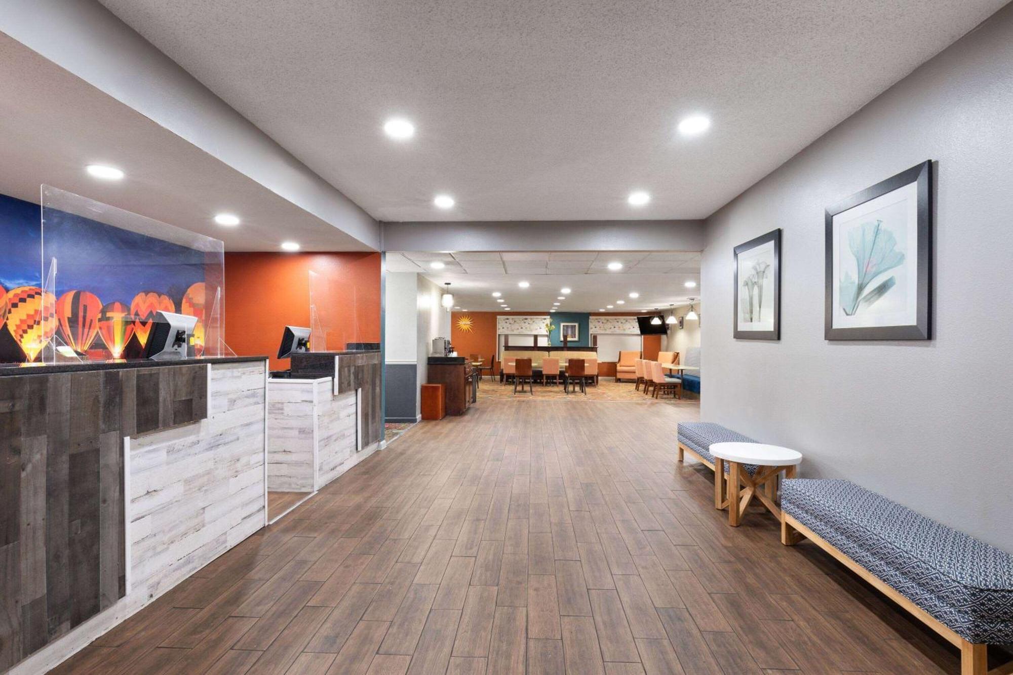 La Quinta Inn By Wyndham Decatur Alabama Exterior photo