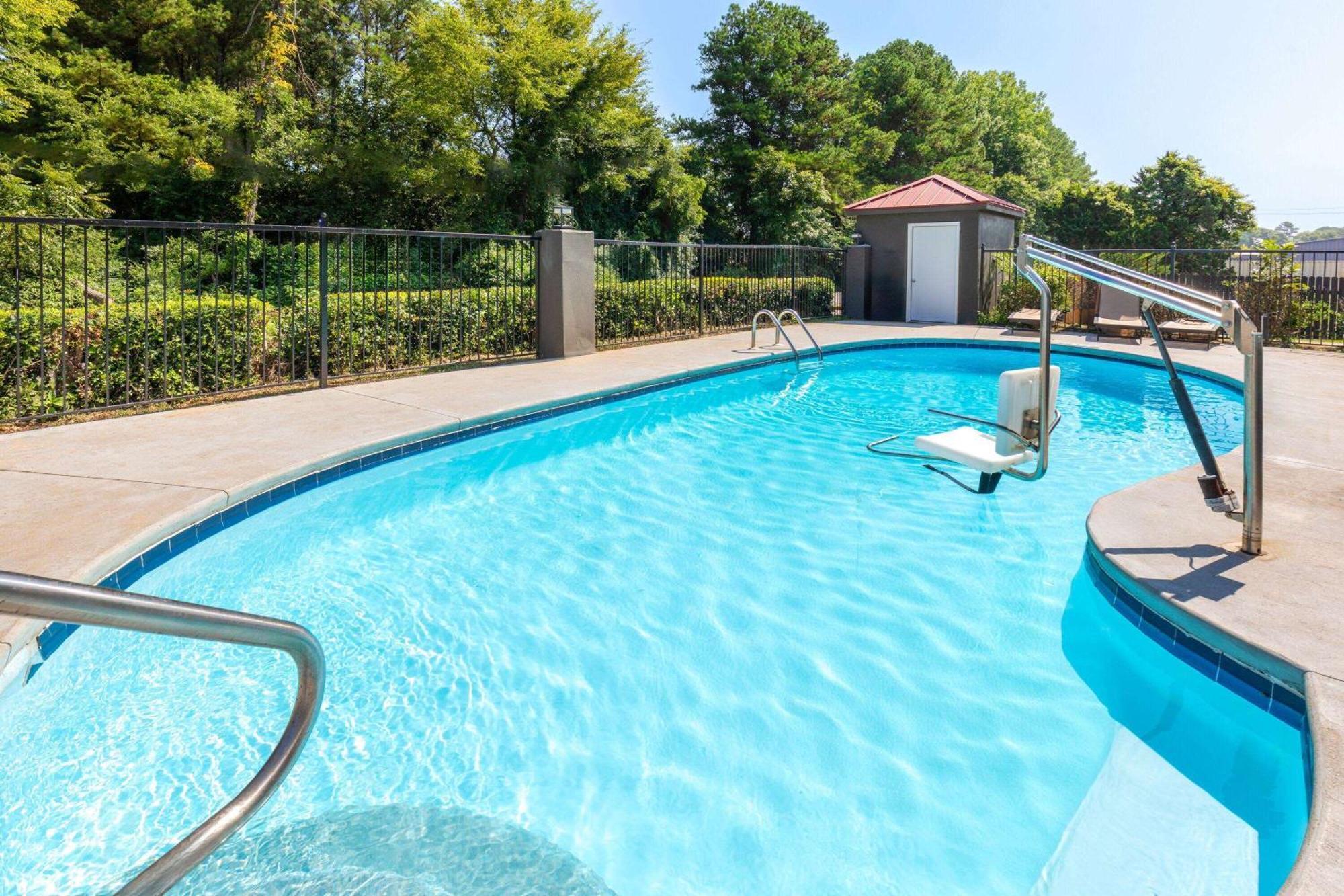 La Quinta Inn By Wyndham Decatur Alabama Exterior photo